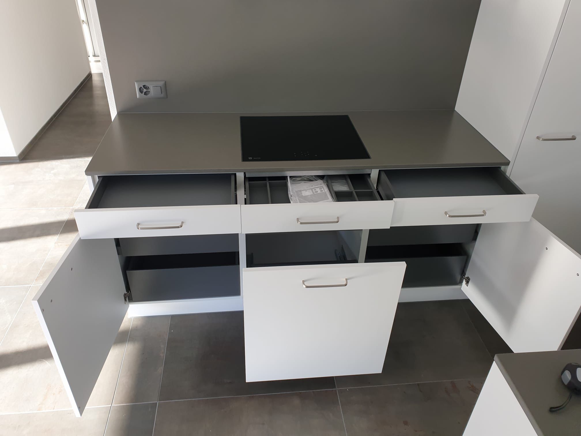 Küche mit offenen Schubladen